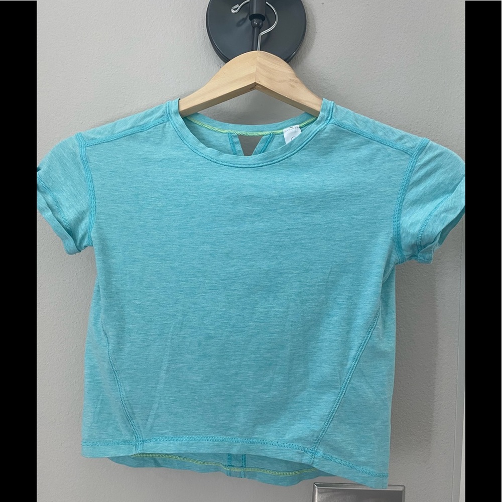Ivivva crop top in aqua, sz 8, great condition